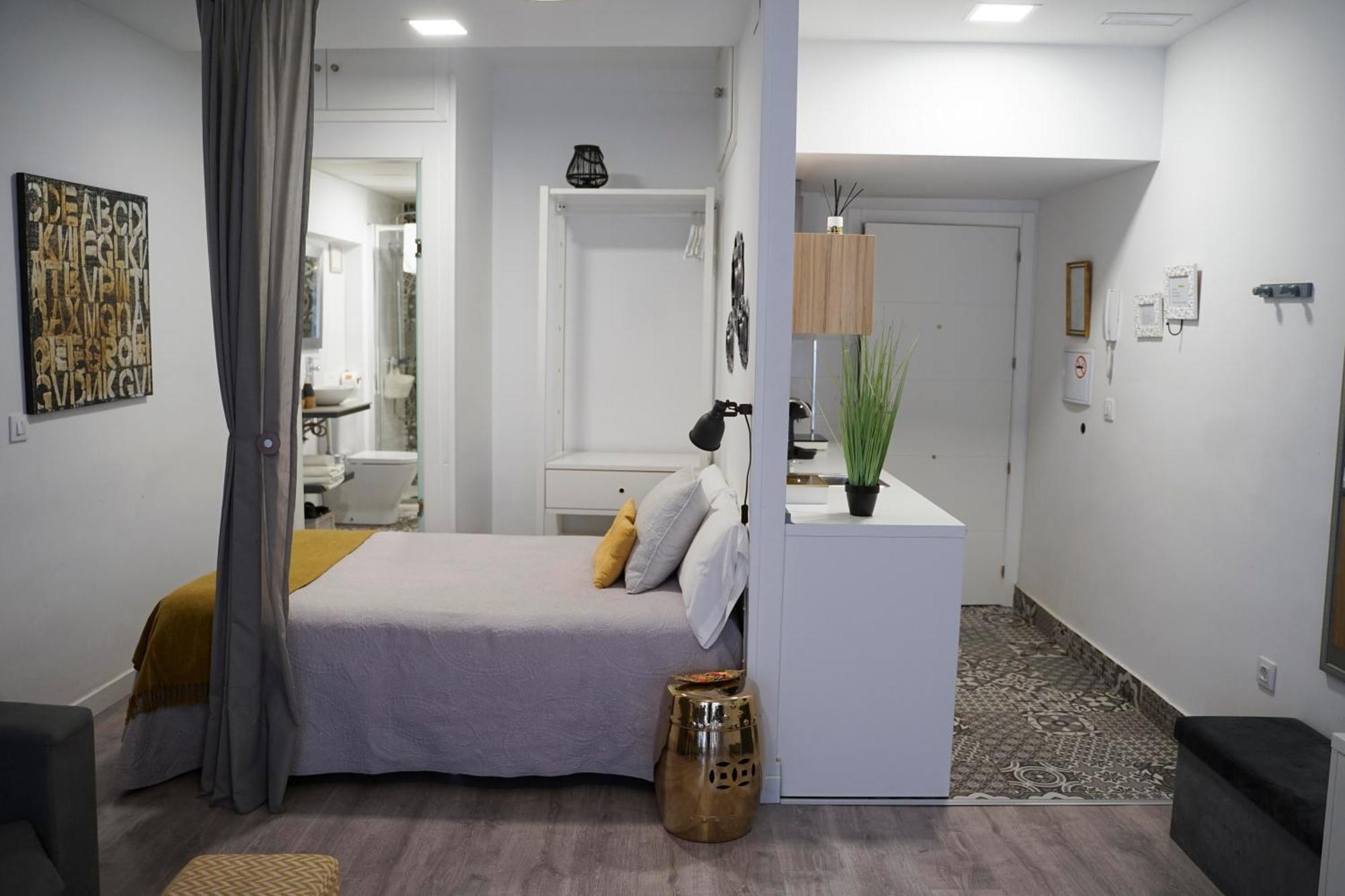 Apartamentos Suites Cariatide Plasencia Exterior photo